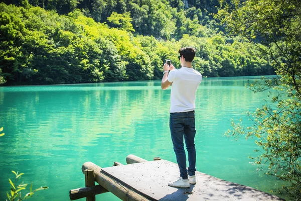 Rear View of Young Man Taking Photos at the Beach — Φωτογραφία Αρχείου