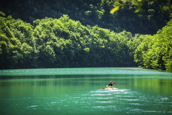 Adventurer Kayaking auf den ruhigen See Allein — Stockfoto