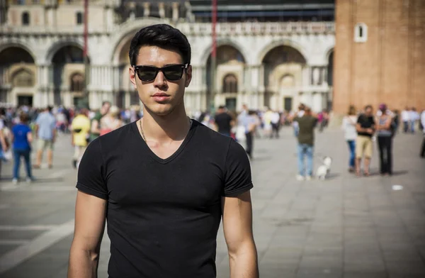 Jeune homme dans la place San Marco à Venise, Italie — Photo