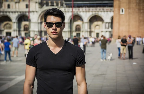 Junger Mann in der Piazza San Marco in Venedig, Italien — Stockfoto