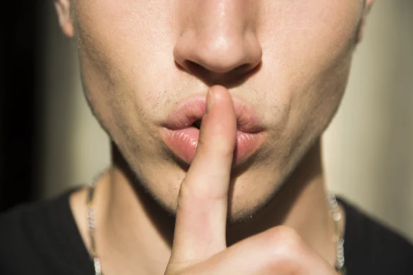 Hombre guapo haciendo un gesto de silencio — Foto de Stock