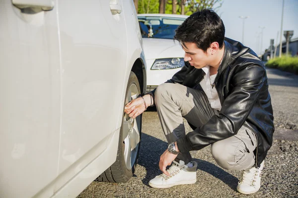 Knappe Man zit naast het stuur van auto — Stockfoto