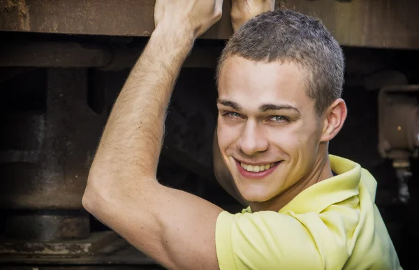 Красивый молодой человек улыбается в камеру — стоковое фото
