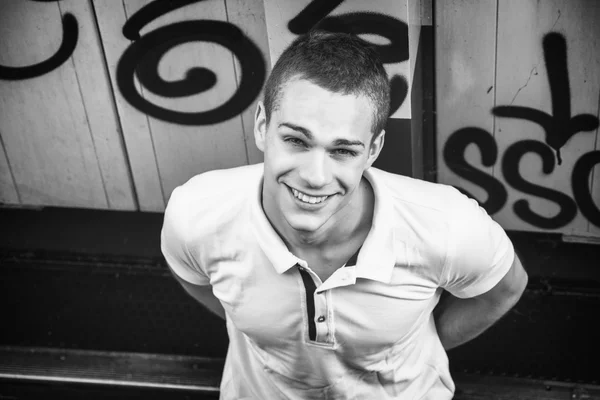 Handsome young man smiling at camera — Stock Photo, Image