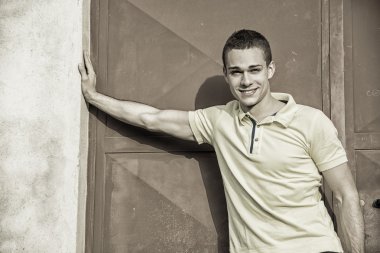 genç adam dışında duvara yaslanmış