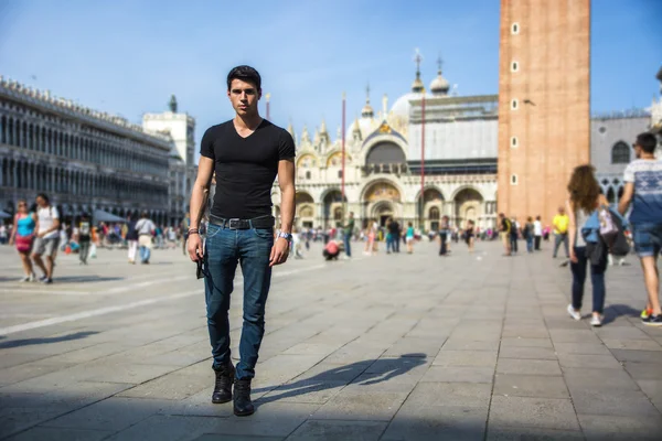 Junger Mann in der Piazza San Marco in Venedig, Italien — Stockfoto