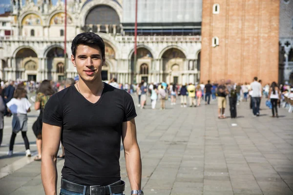 Junger Mann in der Piazza San Marco in Venedig, Italien — Stockfoto