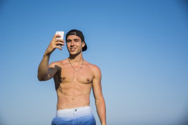 Selfie çekim plajda üstsüz genç adam