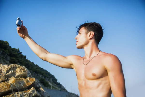 Shirtless Young Man Taking Selfie Photos at the Beach — Stock Photo, Image