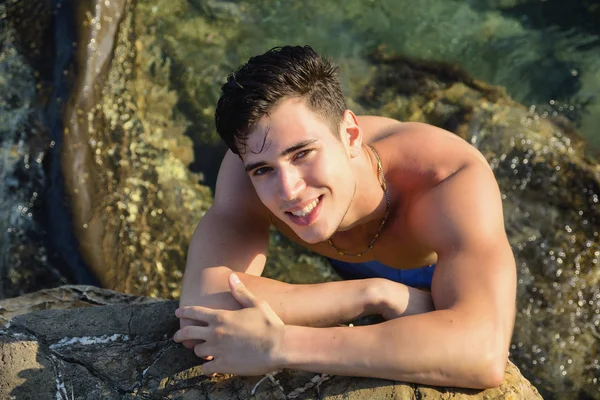 Hombre joven en el mar visto desde la perspectiva — Foto de Stock