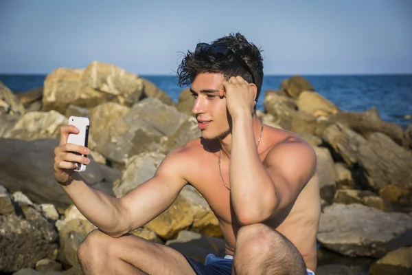 Shirtless Young Man Taking Selfie Photos at the Beach — Stock Photo, Image