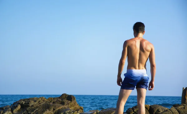 Back of young man shirtless against the sky — Stock Photo, Image