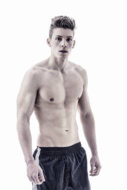 yakışıklı genç vücut geliştirmeci rahat poz