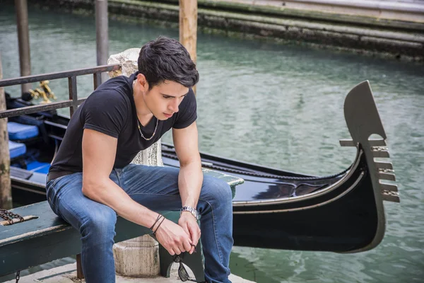 Young Man Sitting Next to Canal in Venice, Italy — Fotografia de Stock