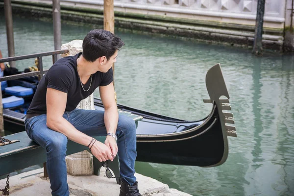 Young Man Sitting Next to Canal in Venice, Italy — Stok fotoğraf