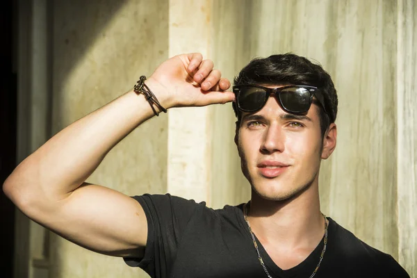 Head and shoulder shot of handsome young man — Stock Photo, Image