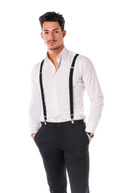 Zarif yakışıklı genç takım elbise ile