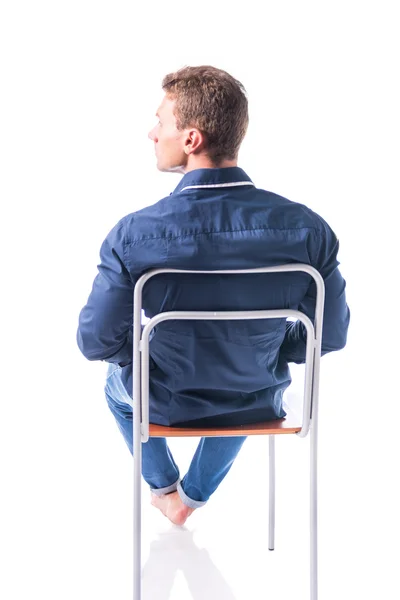 Назад молодой человек, сидя на стуле, изолированные — стоковое фото