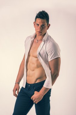 genç adam onun kaslı gövde şık gömleğinin açık tutan görüntüleme
