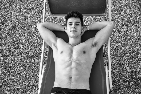 Shirtless Young Man Sunbathing in Lounge Chair on Beach — Stock Photo, Image