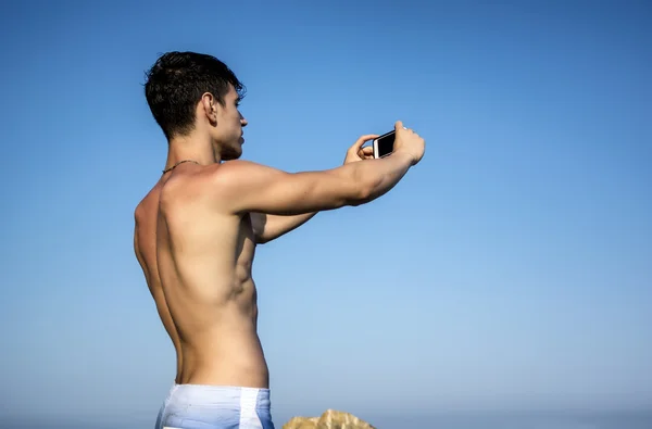 Shirtless Young Man Taking Selfie Photos at the Beach — Stock Photo, Image