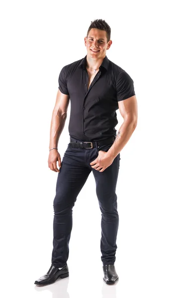 Jungen muskulösen Mann trägt schwarzes stylisches shirt — Stockfoto