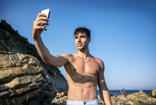 Shirtless Young Man Taking Selfie Photos at the Beach — Stock Photo, Image