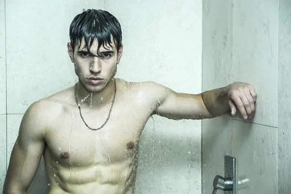 Спортивная(ый) привлекательный молодой человек принимает душ — стоковое фото