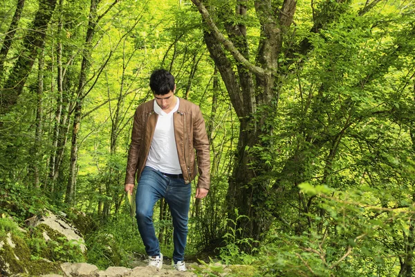 年轻人在郁郁葱葱的绿色山风光徒步旅行 — 图库照片