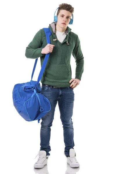 Aantrekkelijke jonge man met tas op de schouderband en hoofdtelefoon — Stockfoto