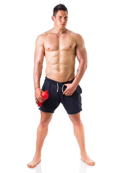 Giovane uomo muscolare che tiene bottiglia shake proteico — Foto Stock