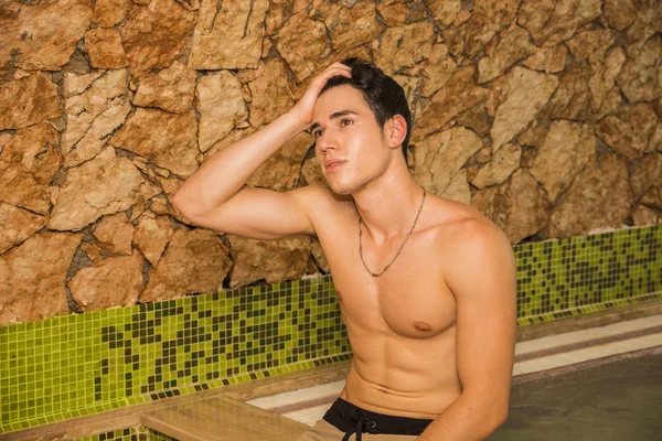 Attractive Young Man Musclé Détente à Spa — Photo