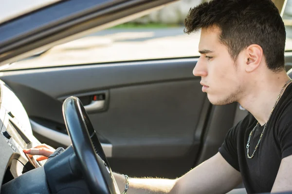 Beau jeune homme conduire une voiture. — Photo