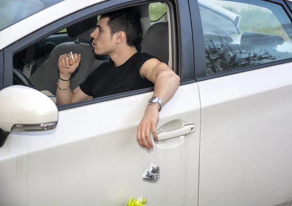 Homem jogando lixo de janela de carro aberto — Fotografia de Stock