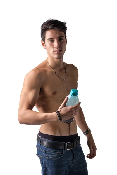 Atletik gömleksiz genç adam protein shake şişe tutan — Stok fotoğraf