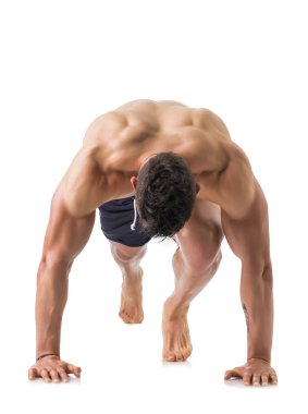 Yakışıklı genç adam, bir sprint için hazır ve çalıştırmak
