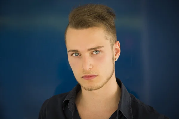 Headshot av attraktiv blond ung man — Stockfoto