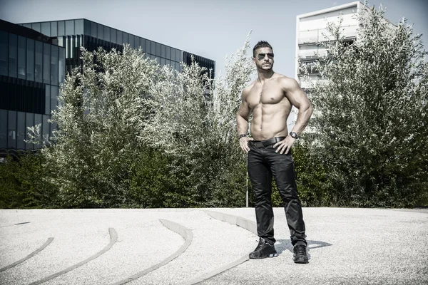Bello muscoloso Shirtless Hunk Man all'aperto in città — Foto Stock