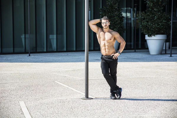 Bello muscoloso Shirtless Hunk Man all'aperto in città — Foto Stock