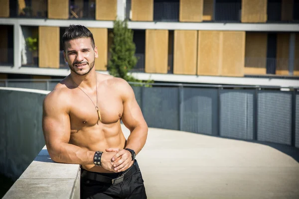 Bello muscoloso Shirtless Hunk Man all'aperto in città — Foto Stock