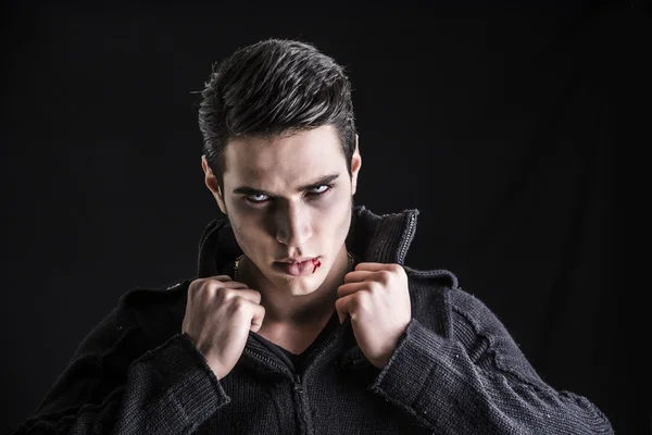 Siyah kazaklı genç vampir adam portresi — Stok fotoğraf