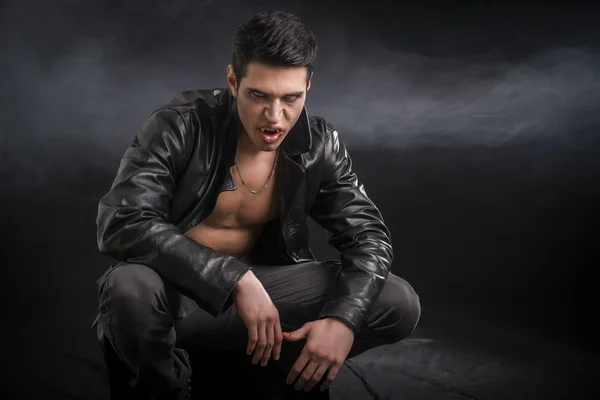 Joven vampiro masculino en chaqueta de cuero negro — Foto de Stock