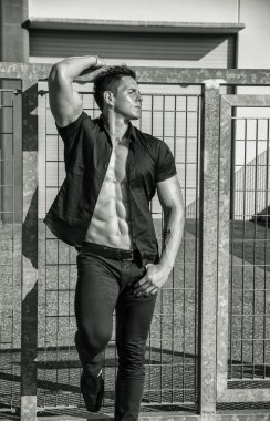 Siyah tişörtlü açık duran yakışıklı genç adam 