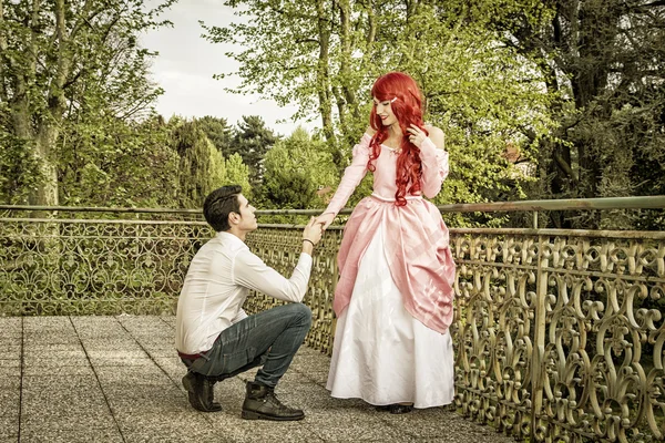 아름 다운 궁전 정원에서 낭만적인 동화 커플 — 스톡 사진