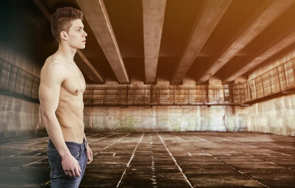 ジーンズで、室内で筋肉の上半身裸の若い男 — ストック写真