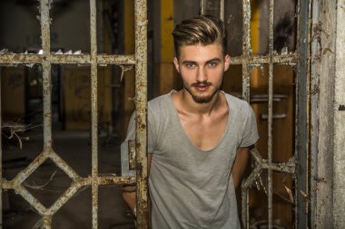 Yakışıklı Sarışın Adam.