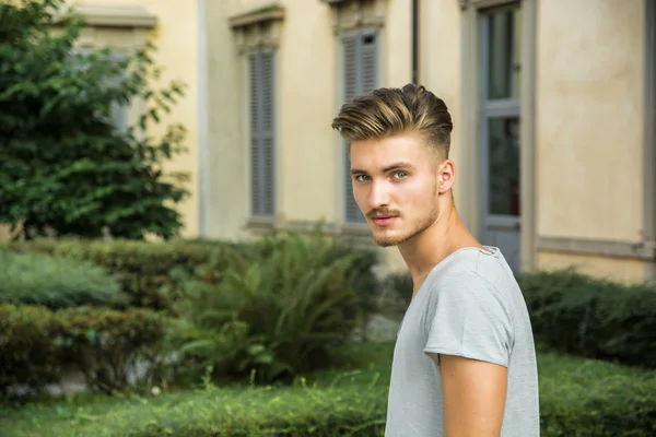 Schöner junger Mann — Stockfoto