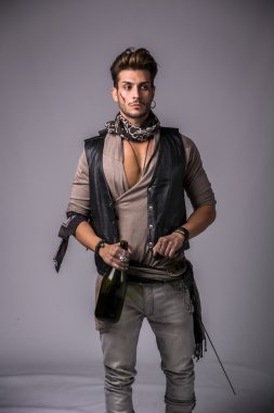 Yakışıklı genç adam.