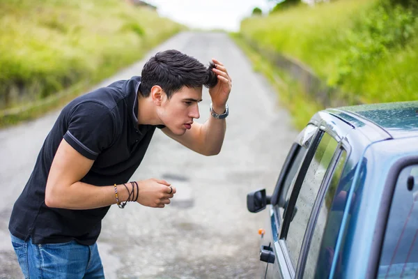 Man kijkt naar zijn spiegelbeeld — Stockfoto