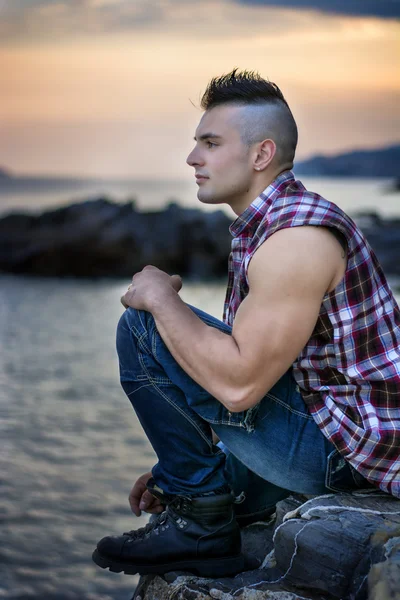 Handsome Athletic Man Looking Away Against Sky — Stock Photo, Image